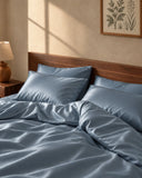Chambre avec linge de lit en satin de coton gris bleuté, en précommande | Julie Lavarière