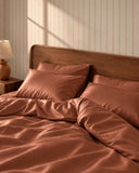 Chambre aux tons terracotta, housse de couette en satin de coton | Julie Lavarière