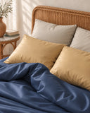 Chambre aux tons naturels, linge de lit en satin de coton | Julie Lavarière