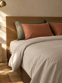 Chambre lumineuse avec linge de lit uni en percale de coton 80 fils | Julie Lavarière