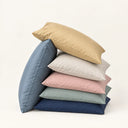 Pile de taies d'oreiller en satin de coton aux teintes douces | Julie Lavarière